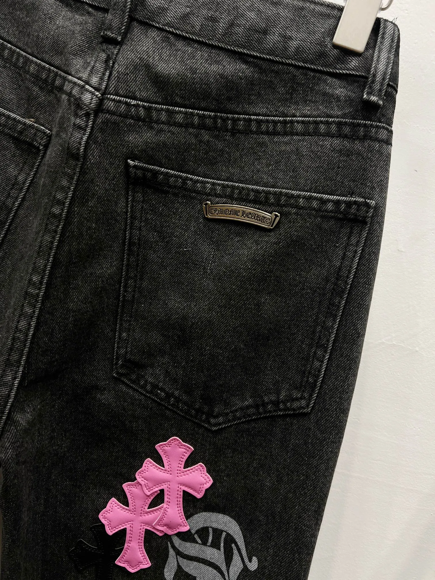 P260 Style No.: (c036) ChromeHearts & ChromeHearts Purple spray-painted graffiti leather Cow King jeans Original hardware accessories washed and other elevators, QR code analysis are all purchased from the original factory, high degree of restoration, you are welcome to compare the products~ Three-dimensional version Loose and comfortable, not picky about the body shape Make you taller and slimmer Factory Seiko Original quality control Same style for men and women Can be matched with couples Versatile recommendation Necessary jeans for all seasons Hipsters have been disappointed From the quality selection of fabrics, the tailoring of details, and the matching of patterns, everything is impeccable! The upper body is so handsome when worn...it can be easily worn by men, women and children! The craftsmanship is made of heavy-duty washed pure cotton denim fabric. After washing, it is soft and thick and looks very stylish when worn. Size: 28, 30, 32, 34, 36 (S-XXL) Color: black purple